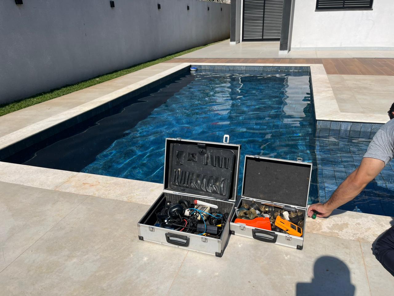 Equipamentos de detecção de vazamento ao lado da piscina